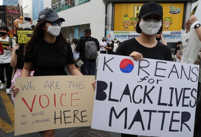 '플로이드 사망 사건' 추모시위 참가자들이 6일 서울 명동에서 출발해 청계천 한빛광장까지 피켓 등을 들고 조지 플로이드를 추모하는 침묵행진을 하고 있다. / 사진=뉴시스