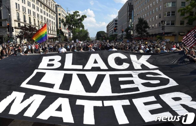 6일(현지시간) 워싱턴 백악관 인근에서 흑인 조지 플로이드의 죽음에 항의하는 시위대가 거대한 ‘흑인 생명도 소중하다’ 플래카드를 펼치며 집회를 하고 있다.  / 사진=AFP(뉴스1)