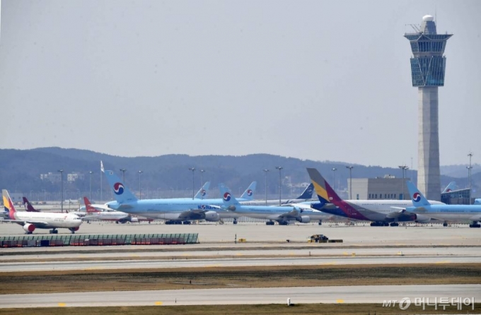 코로나 19 여파로 여객 운항이 급감한 가운데 2일 인천국제공항에 항공기들이 멈춰 서 있다. /사진=이기범 기자