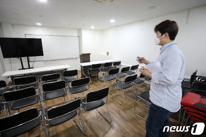 서울 관악구청 직원들이 지난 8일 관내 한 방문판매업체로 등록된 곳을 찾아 현장점검을 하고 있다./뉴스1 © News1