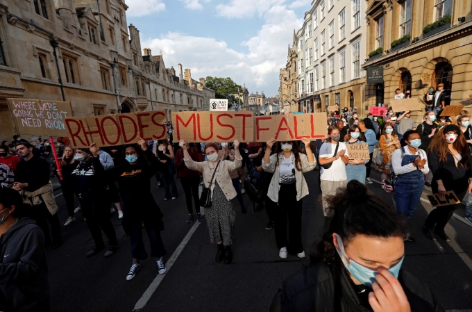 9일(현지시간) 영국 옥스퍼드에서 열린 시위에서 "세실(동상)은 내려와야 한다"는 플래카드를 들고 행진하고 있다/사진=AFP
