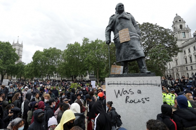 7일(현지시간) 영국 런던에 있는 윈스턴 처칠 전 총리 동상에 "인종차별주의자"라는 문구가 쓰였다/사진=AFP