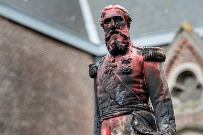 벨기에 안트베르펜에 있는 레오폴드 2세 동상이 빨간 페인트를 뒤집어썼다/사진=AFP