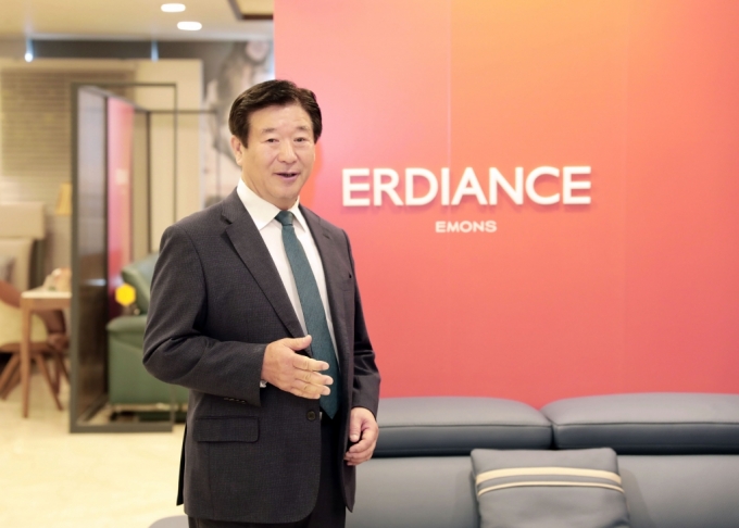 김경수 에몬스가구 회장이 10일 인천 본사에서 열린 신제품 품평회에서 대리점주에게 신제품을 설명하고 있다. /사진제공=에몬스