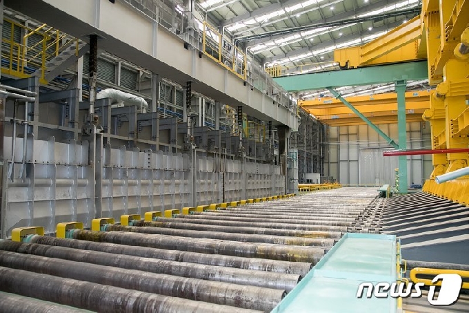 에스엠스틸이 연간 10만t 규모의 스테인리스 후판을 생산할 수 있는 체제를 구축했다. 사진은 공장 내부. /© 뉴스1