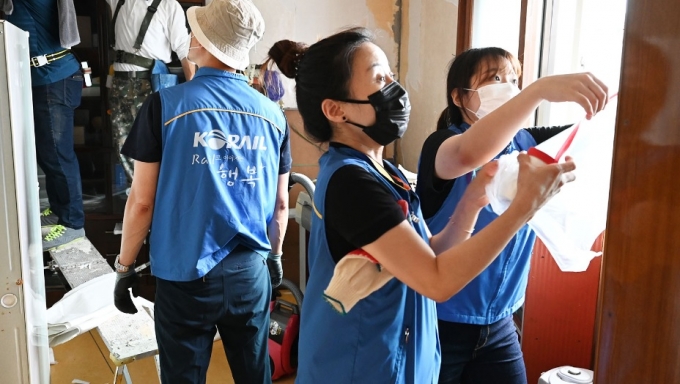 한국철도 직원들이 지난 11일 대전 대덕구 오정동 독거노인 가구를 찾아 주거환경 개선 봉사활동을 펼치고 있다./사진=한국철도 제공