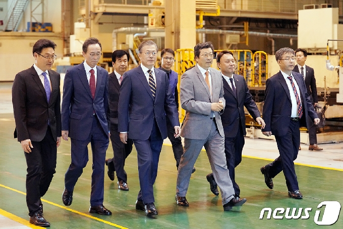 지난 2019년 10월 24일 문재인 대통령이  전북 군산시 (주)명신 프레스 공장에서 열린 ‘전북 군산형 일자리 상생협약식’에 참석하기 위해 참석자들과 입장하고 있다. (청와대 제공)2019.10.24/뉴스1