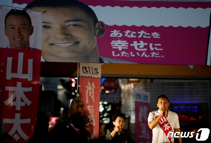 야마모토 다로 일본 레이와신센구미 대표가 작년 7월21일 도쿄에서 참의원선거 유세를 하고 있다. © 로이터=뉴스1