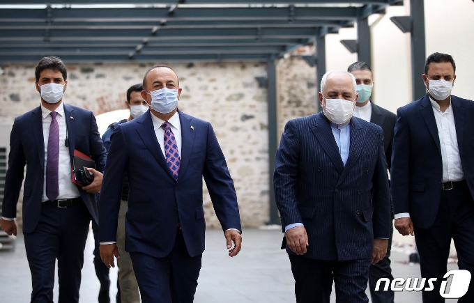 [사진] 마스크 쓰고 만나는 터키=이란 외교