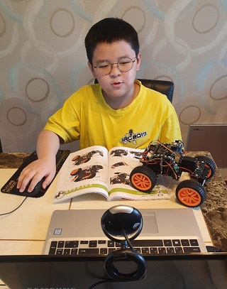 온라인 방과후 수업 프로그램 '러닝온'에 참여한 학생이 컴퓨터를 통해 로봇 코딩 교육을 받고 있다/사진제공=로보로보