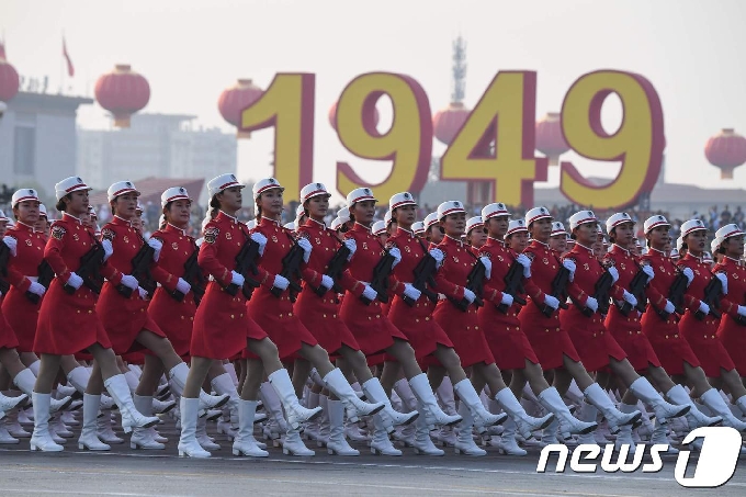 1일(현지시간) 베이징 톈안먼 광장에서 인민해방군이 중국 건국 70주년을 축하하는 군사 열병식을 하고 있다. © AFP=뉴스1 © News1 우동명 기자