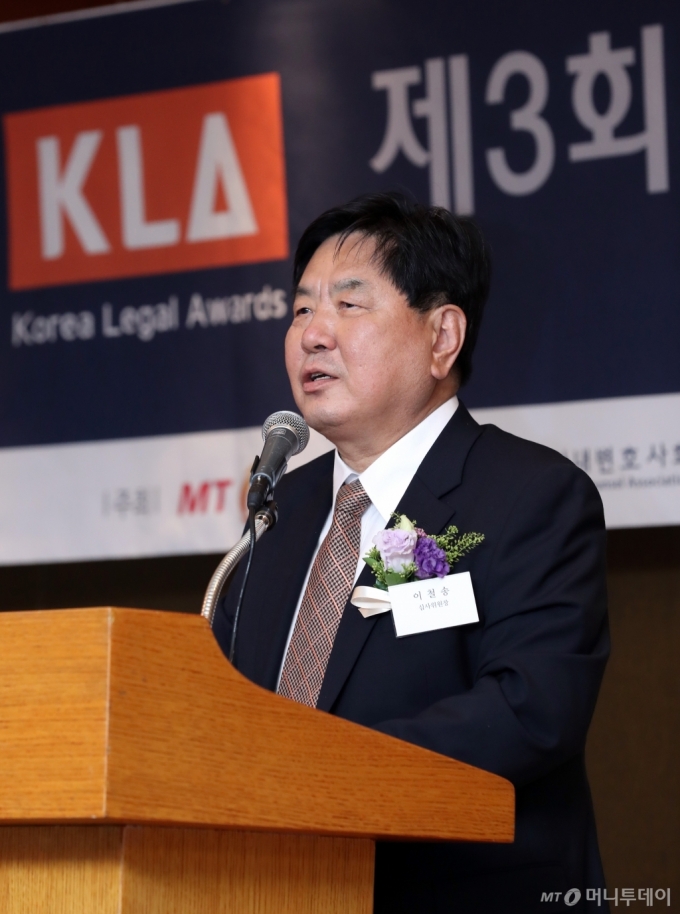 [사진]'제3회 대한민국 법무대상' 심사평하는 이철송 석좌교수