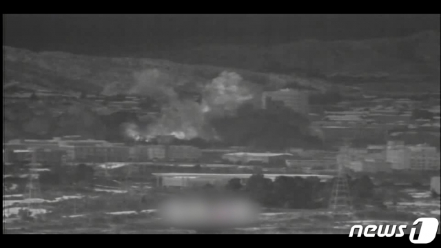 (서울=뉴스1) = 북한이 개성공단 내 남북공동연락사무소 청사를 16일 오후 2시 49분경 폭파했다. 사진은 우리군 장비로 촬영된 폭파 당시 영상 캡쳐.  북한 조선중앙TV는 이날 오후 5시께 긴급 보도를 통해 '개성 공업지구에 있는 공동연락사무소를 완전 파괴시키는 조치를 진행했다'라고 밝혔다. (국방부 제공) 2020.6.16/뉴스1