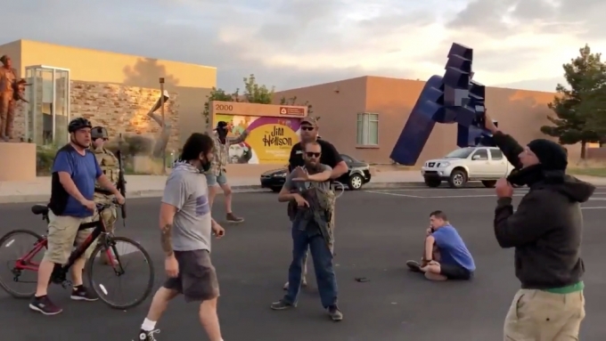 16일(현지시간) 미국 뉴멕시코주 앨버커키에서 시위대에 총을 쏜 스티븐 레이 베커를 엄호하고 있는 무장단체 남성들/사진=로이터