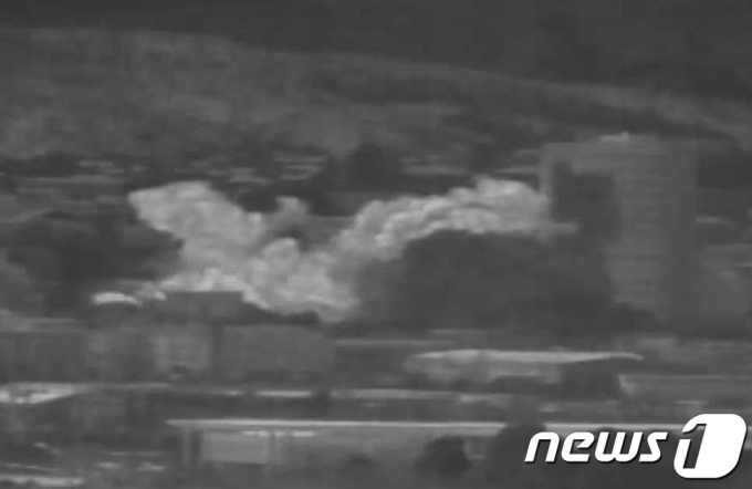 (서울=뉴스1) 박정호 기자 = 북한이 개성공단 내 남북공동연락사무소 청사를 16일 오후 2시 49분경 폭파했다. 사진은 우리군 장비로 촬영된 폭파 당시 영상 캡쳐.   북한 조선중앙TV는 이날 오후 5시께 긴급 보도를 통해 "개성 공업지구에 있는 공동연락사무소를 완전 파괴시키는 조치를 진행했다"라고 밝혔다. (국방부 제공) 2020.6.16/뉴스1