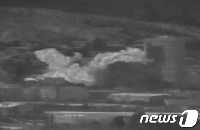(서울=뉴스1) 박정호 기자 = 북한이 개성공단 내 남북공동연락사무소 청사를 16일 오후 2시 49분경 폭파했다. 사진은 우리군 장비로 촬영된 폭파 당시 영상 캡쳐.   북한 조선중앙TV는 이날 오후 5시께 긴급 보도를 통해 '개성 공업지구에 있는 공동연락사무소를 완전 파괴시키는 조치를 진행했다'라고 밝혔다. (국방부 제공) 2020.6.16/뉴스1