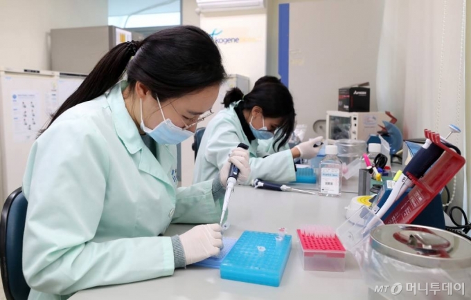 서울 금천구 코젠바이오텍에서 연구원들이 신종 코로나바이러스 감염증 진단시약을 실험하고 있다. / 사진=이기범 기자 leekb@