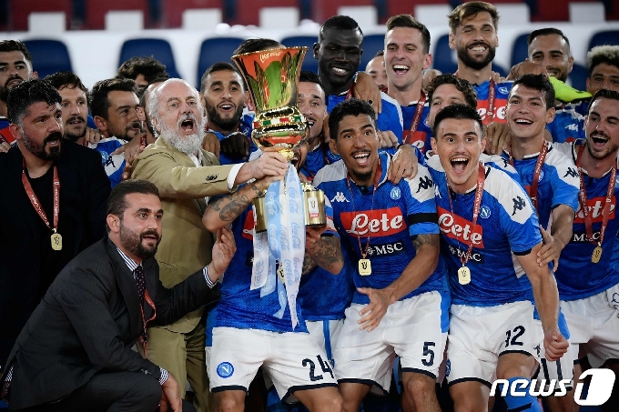[사진] 코파 이탈리아 우승컵 들고 기뻐하는 나폴리 선수들
