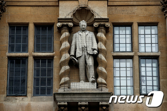 옥스퍼드대 오리엘 칼리지의 세실 로즈 동상. © 로이터=뉴스1