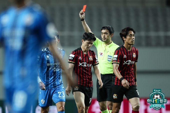 FC서울 주세종(오른쪽에서 세 번째)이 레드 카드를 받고 있다. /사진=한국프로축구연맹 제공