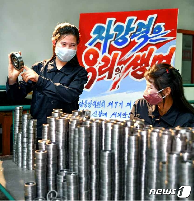 [사진] 북한, 평양 베아링 공장 조명…"노동계급 양심 비추는 거울"