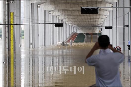 서울 잠수교가 집중호우로 한강물에 잠겨 차량과 보행자의 통행이 통제되고 있다/자료사진=뉴스1