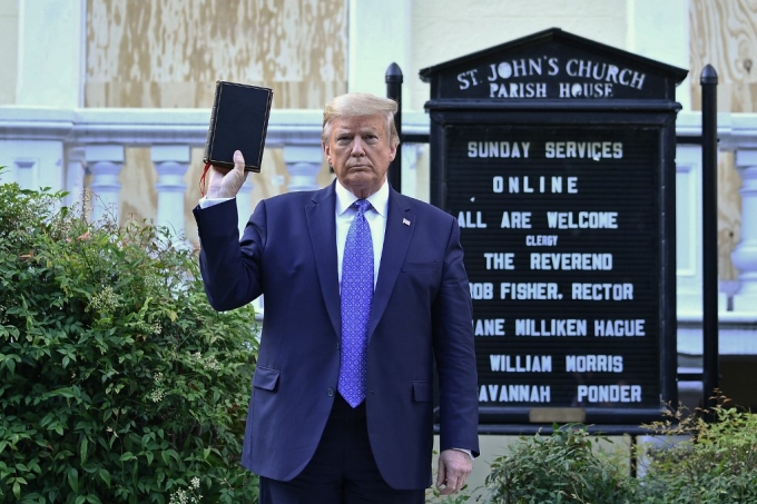 1일(현지시간) 도널드 트럼프 미국 대통령이 워싱턴DC 세인트존스 교회에서 성경책을 들어올리고 있다/사진=AFP
