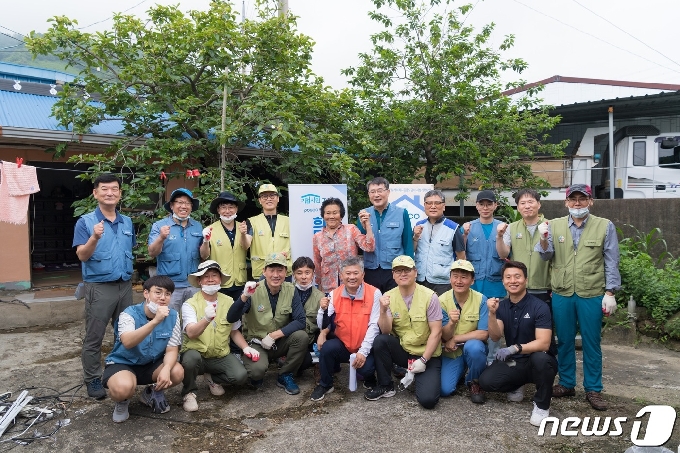 광양제철소 임직원들이 자매결연을 맺은 청도 마을에서 봉사활동을 펼쳤다.(광양제철소 제공)2020.6.23/© 뉴스1