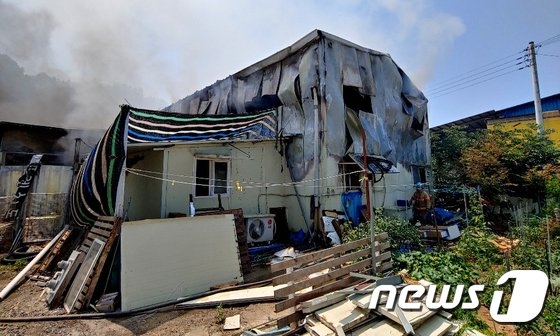 지난 21일 경기도 김포시의 개 사육장에서 불이나 1명이 다치고 개 120여마리가 폐사했다./사진=뉴스1, 사진제공=경기김포소방서