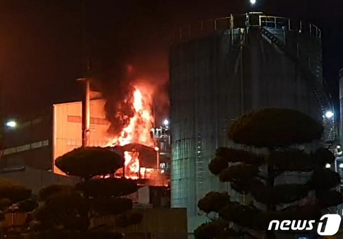 22일 오후 전남 여수시 여수산단 삼남석유화학 공장에서 폭발사고가 발생했다.(독자 제공 동영상 갈무리)/사진=뉴스1