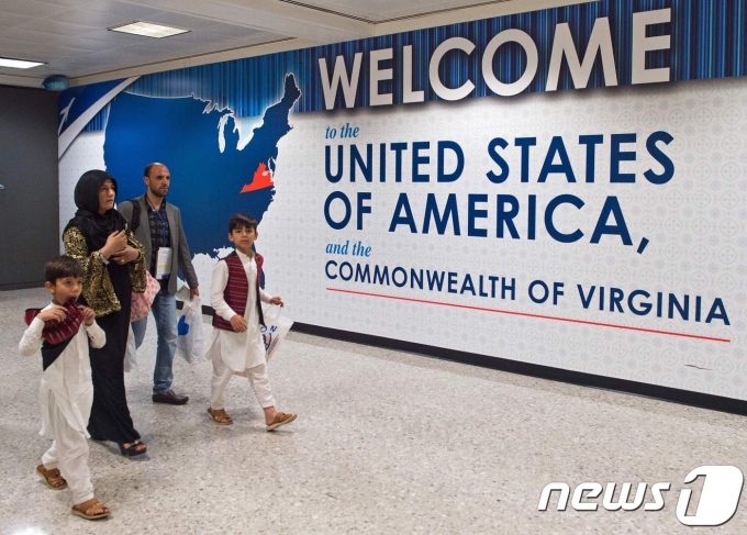 미국 버지니아주 덜레스 국제공항을 통해 입국한 외국인 가족의 모습. (자료사진) © AFP=뉴스1