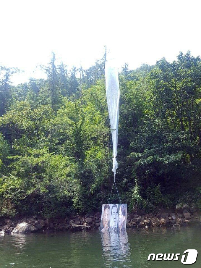 [사진] 탈북단체가 날린 대북전단 풍선 강원도 홍천에서 발견