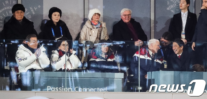 아베 신조 일본 총리(오른쪽 아래)와 마이크 펜스 미국 부통령이 9일 강원도 평창올림픽스타디움에서 열린 2018 평창동계올림픽 개막식에서 밝은 표정으로 대화하고 있다. 2018.2.9/뉴스1 © News1 유승관 기자