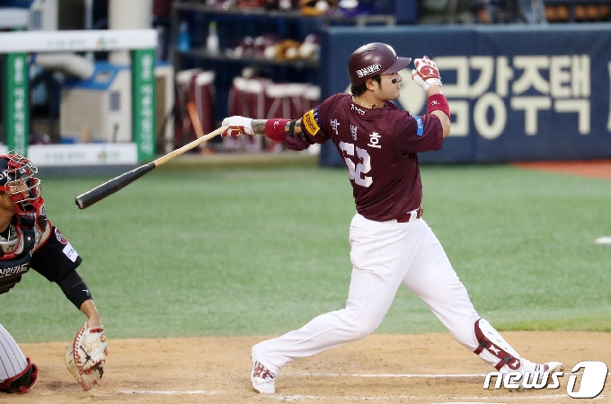 [사진] 박병호 '맞는 순간 홈런이야!'