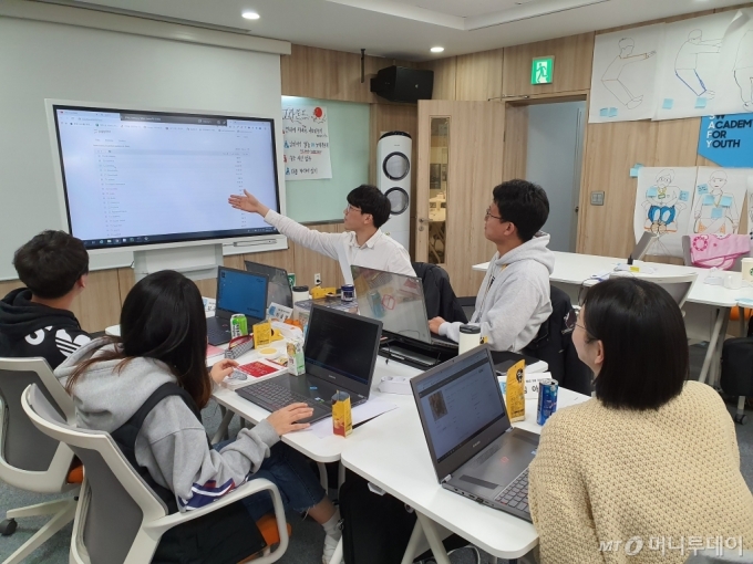 삼성 청년 소프트웨어 아카데미 2기 교육생들이 지난 1월 대전 교육센터에서 팀을 이뤄 소프트웨어 개발 실습을 하고 있다. /사진제공=삼성전자
