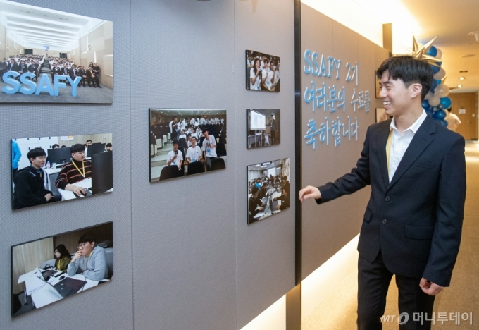24일 서울 멀티캠퍼스 교육센터에서 열린 삼성 청년 소프트웨어 아카데미 2기 수료식에 참석한 교육생이 지난 1년 동안의 활동을 되돌아 보고 있다. /사진제공=삼성전자