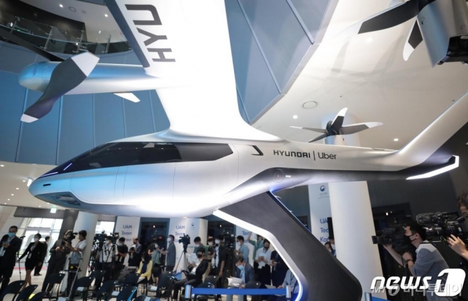 (서울=뉴스1) 이성철 기자 = 24일 국립항공박물관에서 열린 'UAM(도심항공교통) Team Korea 발족식'에 S-A1 모델이 전시돼 있다. 정부는 이번 로드맵을 통해 2025년 인천공항과 여의도를 오가는 항공택시 상용화를, 2030년부터는 본격 상용화를 준비하는 단계적 목표를 설정했다. 2020.6.24/뉴스1