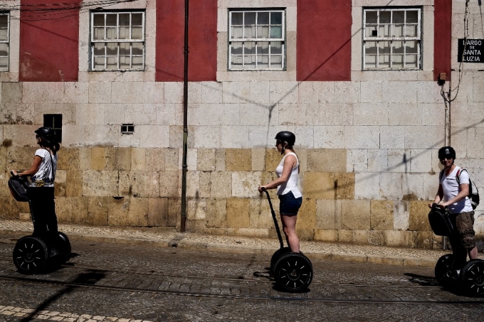 포르투갈에서 관광객들이 세그웨이를 타고 있다. /사진=AFP