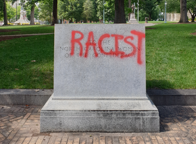 미국 노스캐롤라이나주 롤리 소재 주의회 의사당 앞 '남부연방군 어머니' 동상이 있던 자리. 동상은 19일(현지시간) 시위대에 의해 끌어내려져 현재 표지석만 남아있다. 표지석엔 붉은 색 스프레이로 쓴 '인종차별주의자'(Racist)란 글귀가 덧씌워져 있다./ 사진=이상배 뉴욕특파원