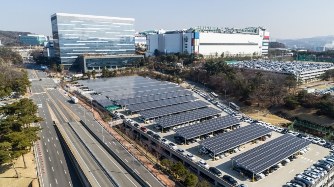 삼성전자 기흥캠퍼스 주차타워에 설치된 총 3600장, 1500KW 규모의 태양광 발전 시설. /사진제공=삼성전자