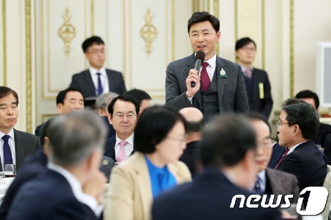청와대 전국시장군수 오찬에서 대표 발언을 하고 있는 김철우 군수.(보성군 제공) /뉴스1