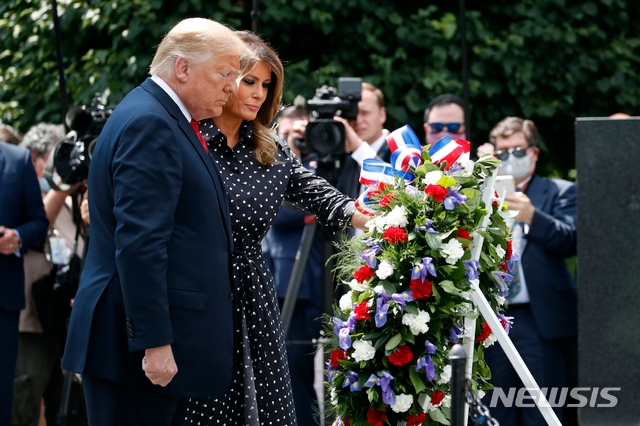 도널드 트럼프 미국 대통령이 25일(현지시간) 6·25 전쟁 70주년을 맞아 영부인 멜라니아 여사와 함께 워싱턴D.C.의 한국전쟁 참전용사 기념비를 찾아 헌화했다./ 사진: AP/ 뉴시스
