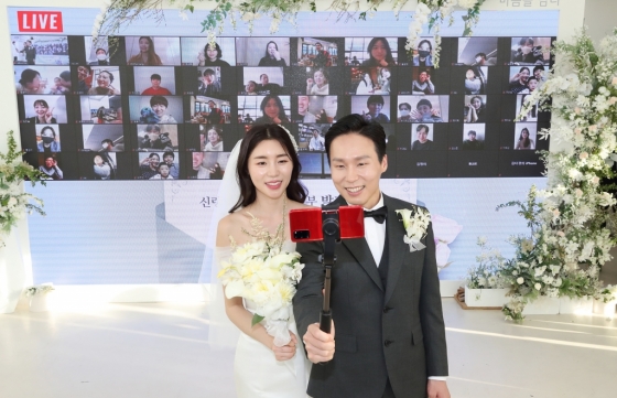 온라인으로 하객을 초대한 신랑과 신부가 4월 4일 강남구 소재 예식장에서 ‘유튜브 라이브 결혼식’을 진행하고 있다./사진=KT