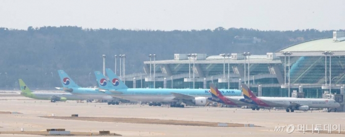 코로나 19 여파로 여객 운항이 급감한 가운데 지난 4월 2일 인천국제공항에 항공기들이 멈춰 서 있다./사진= 이기범 기자