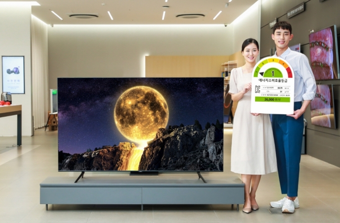 삼성전자 모델이 삼성디지털프라자 강남본점에서 에너지 소비효율 1등급을 받은 QLED TV를 소개하고 있다/사진제공=삼성전자