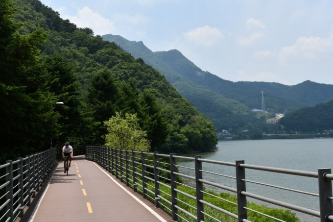 춘천 의암호 자전거길. /사진=한국관광공사