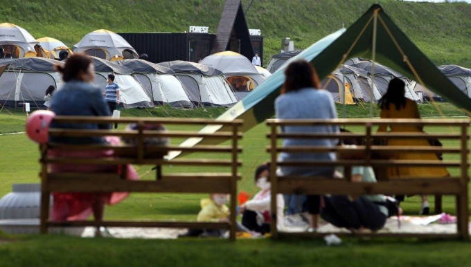가족단위 나들이객들이 오후 강원 평창군 봉평면 휘닉스 평창 잔디밭에서 캠핑을 즐기며 시간을 보내고 있다. /사진=뉴시스