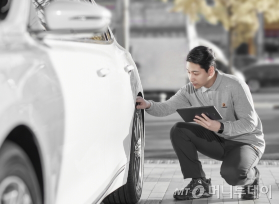한국타이어 티스테이션 직원이 자동차 타이어를 점검하고 있는 모습./사진제공=한국타이어앤테크놀로지