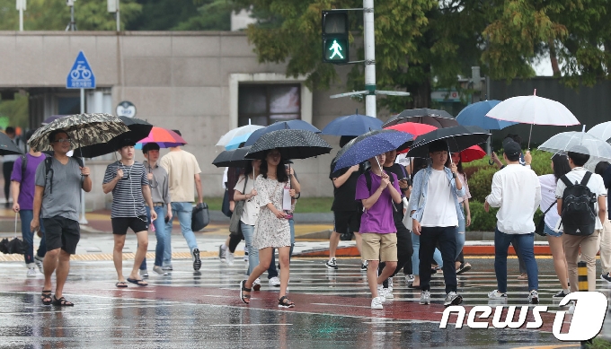 대전 유성구 충남대학교 앞 횡단보도에서 우산을 쓴 학생들이 걷고 있다. 뉴스1 © News1