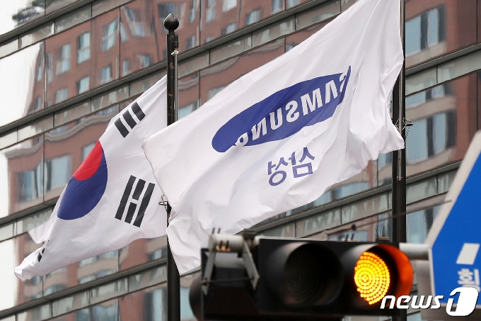 서울 서초구 삼성전자 서초사옥의 삼성 깃발. 2020.6.29/뉴스1 © News1 민경석 기자